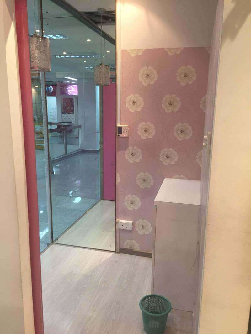 (已成交)Beauty Salon with 3 rooms + a Bathroom. No Takeover Fee. Call 90083036