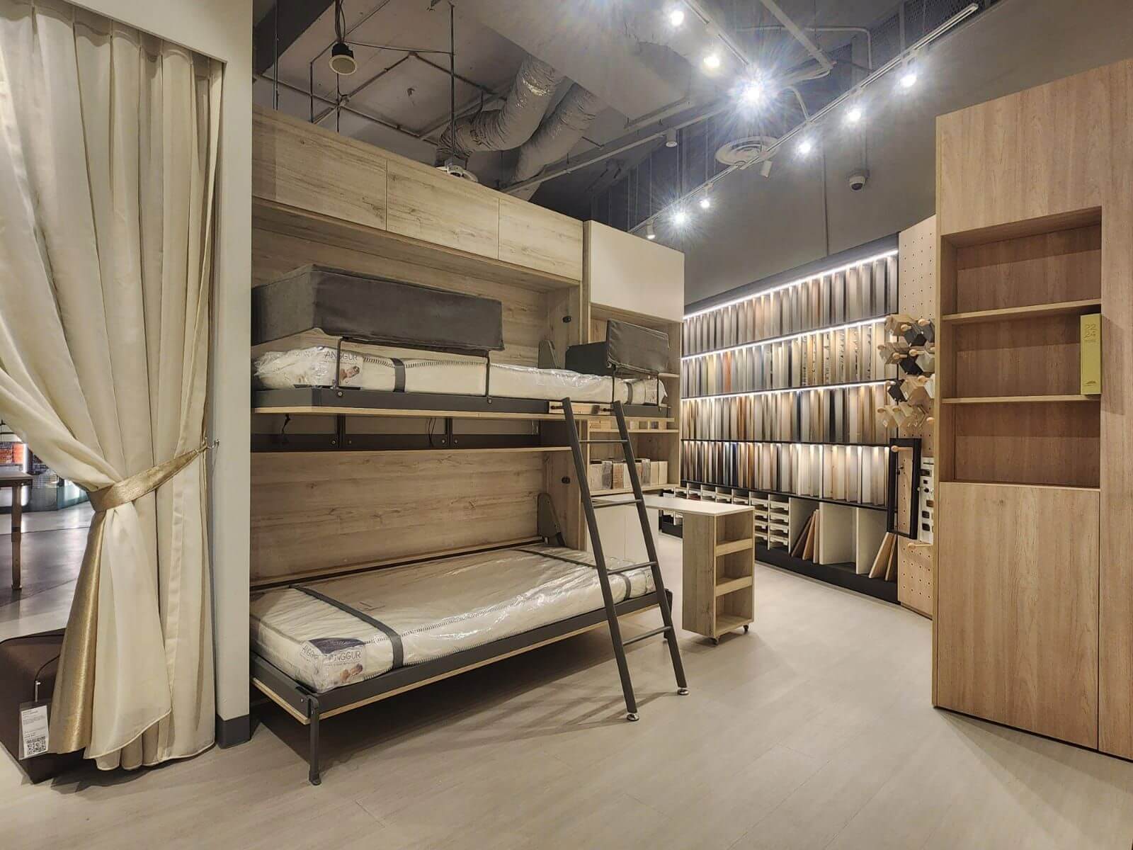 Custom-made furniture Retail Outlet