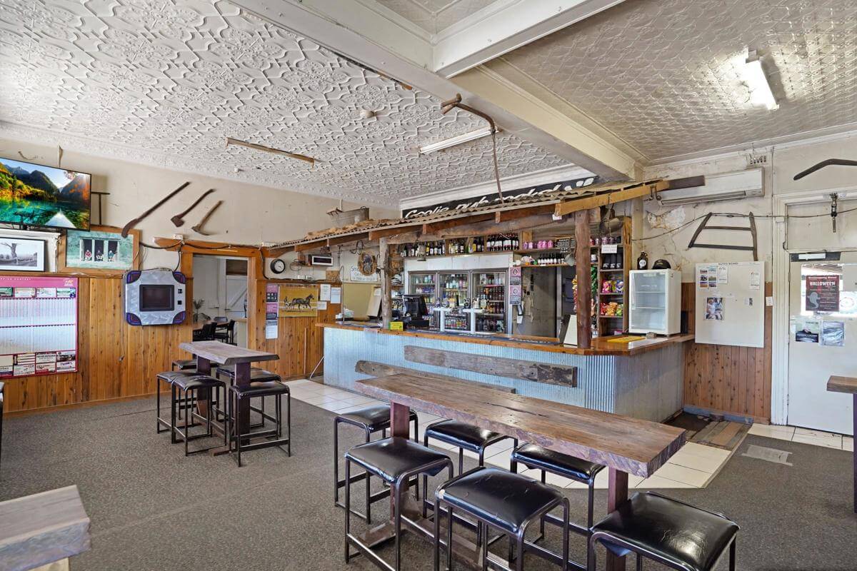 FREEHOLD PREMISES + HOTEL BUSINESS + 10 ACCOMODATION ROOMS + 3 SHOPS!