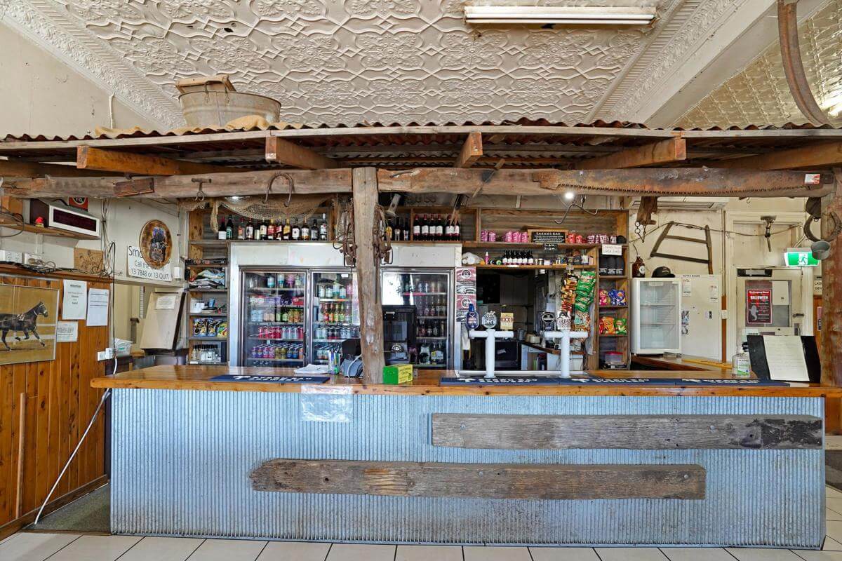 FREEHOLD PREMISES + HOTEL BUSINESS + 10 ACCOMODATION ROOMS + 3 SHOPS!