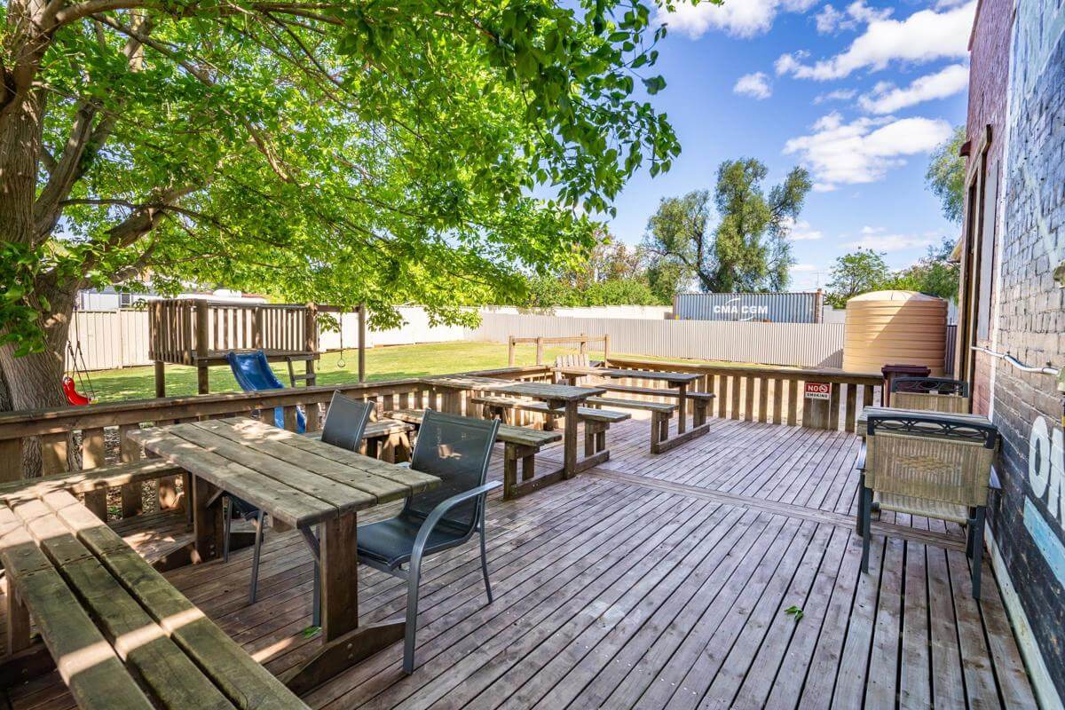 FREEHOLD PREMISES + HOTEL BUSINESS + 10 ACCOMODATION ROOMS + 3 SHOPS!