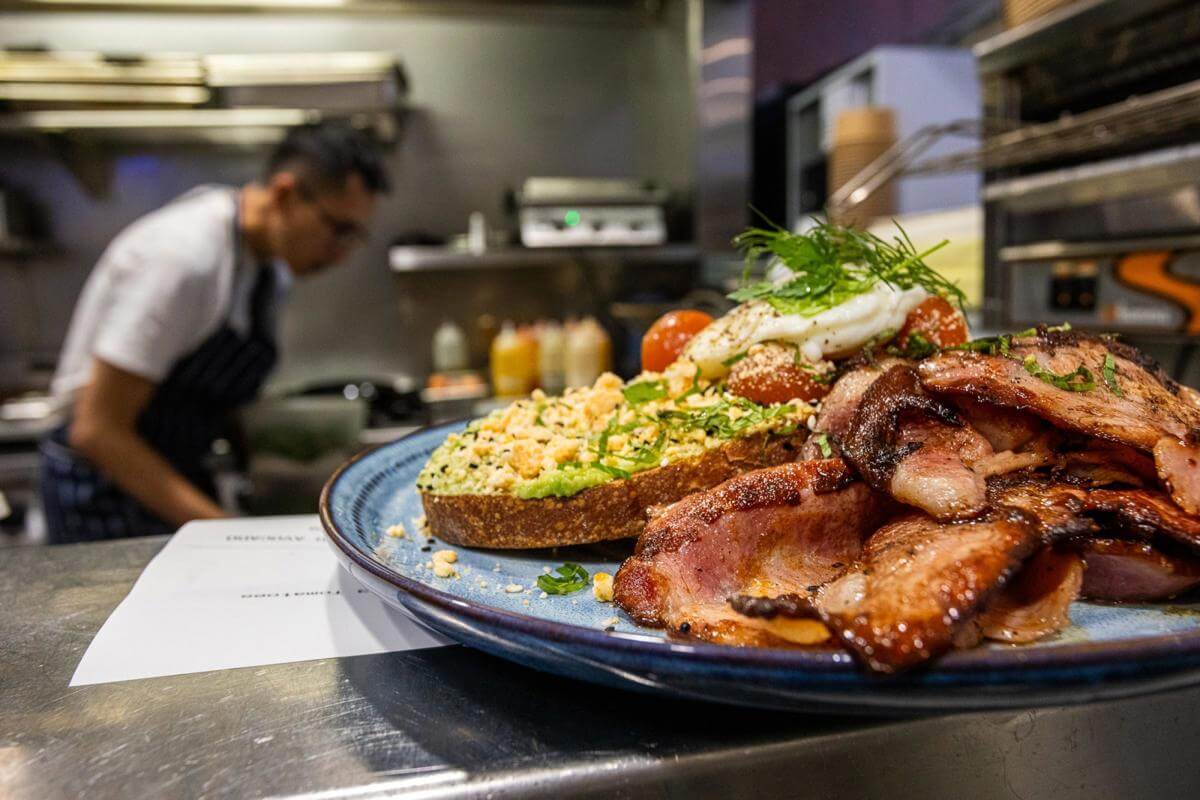 GREAT CORNER CAFÉ WITH NO COMPETITION | MAS