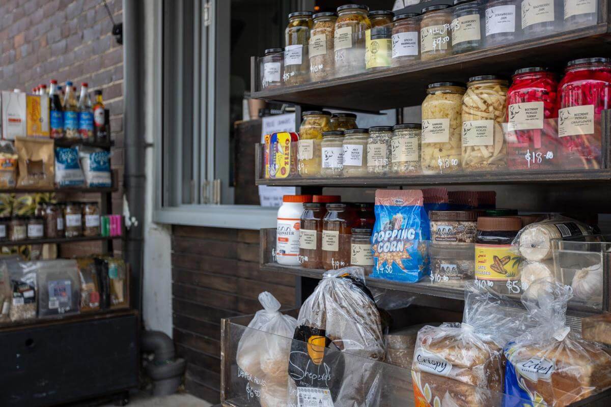 GREAT CORNER CAFÉ WITH NO COMPETITION | MAS