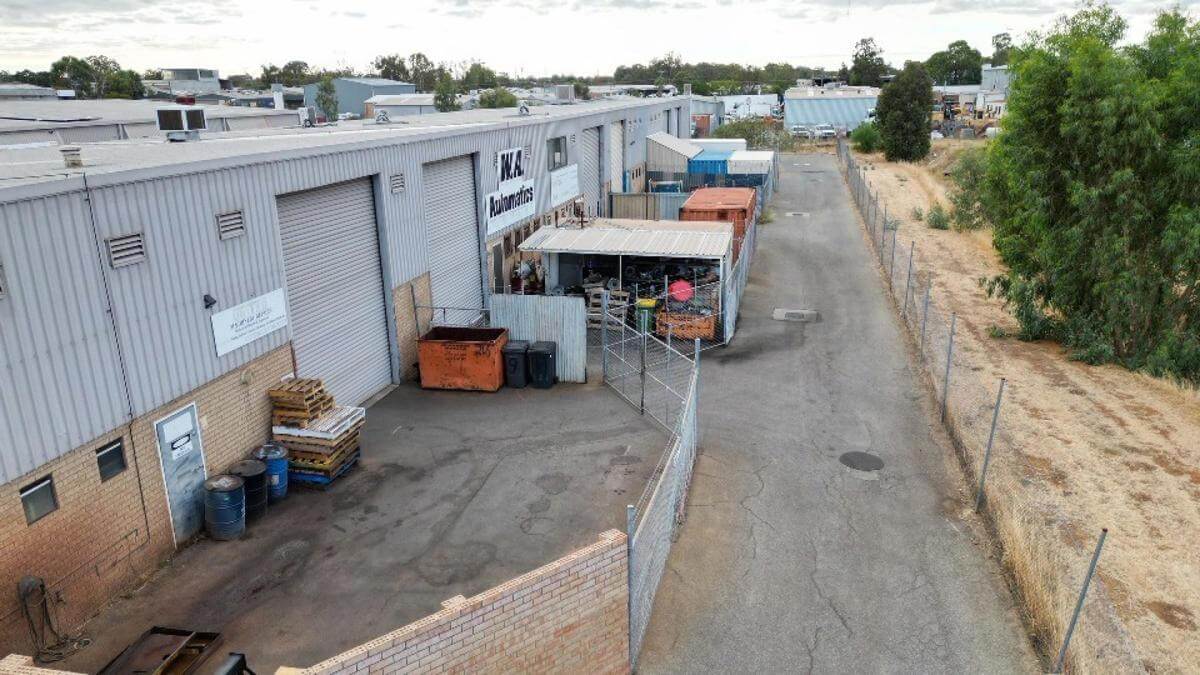 Commercial Property for Sale: Fully Equipped Mechanical Workshop