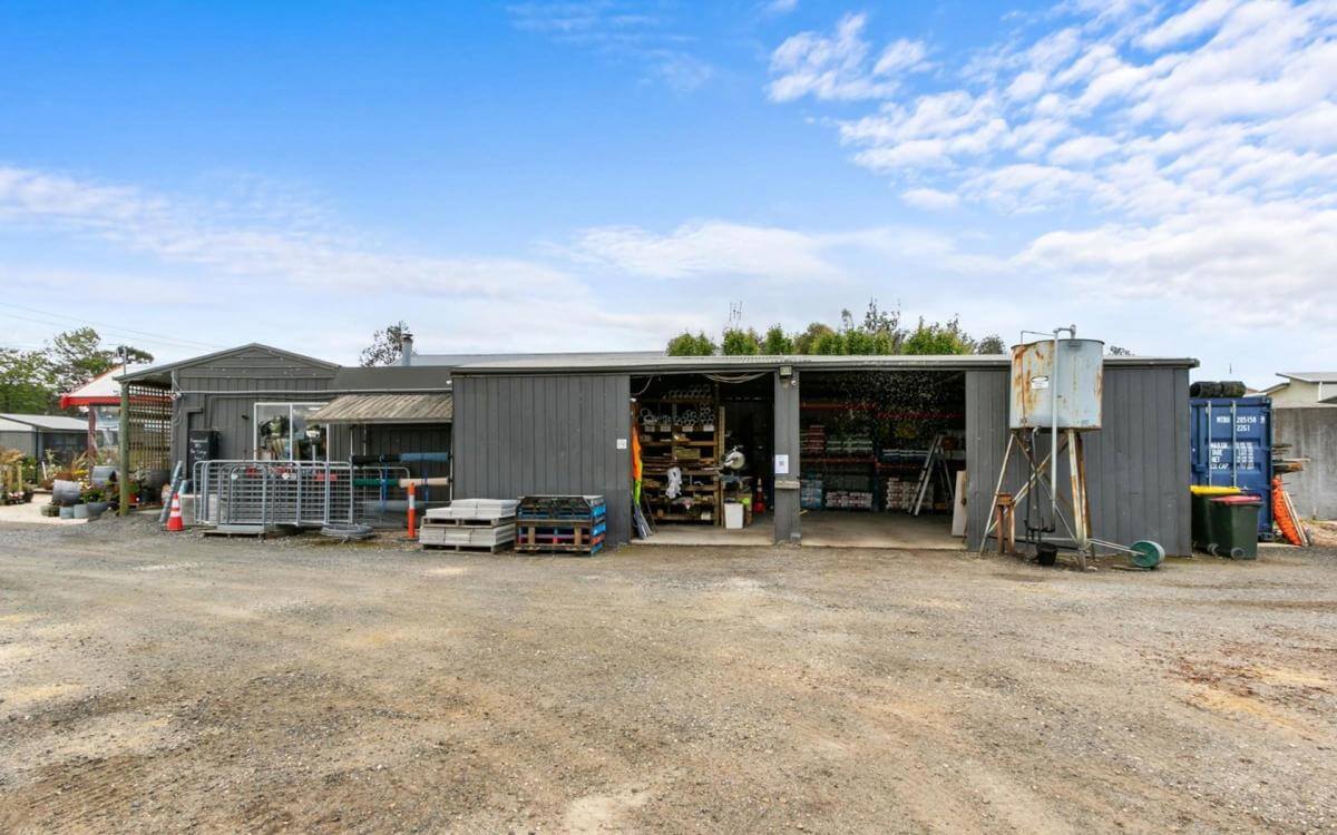 Excellent Vendors terms to buy this Garden centre and Hardware.