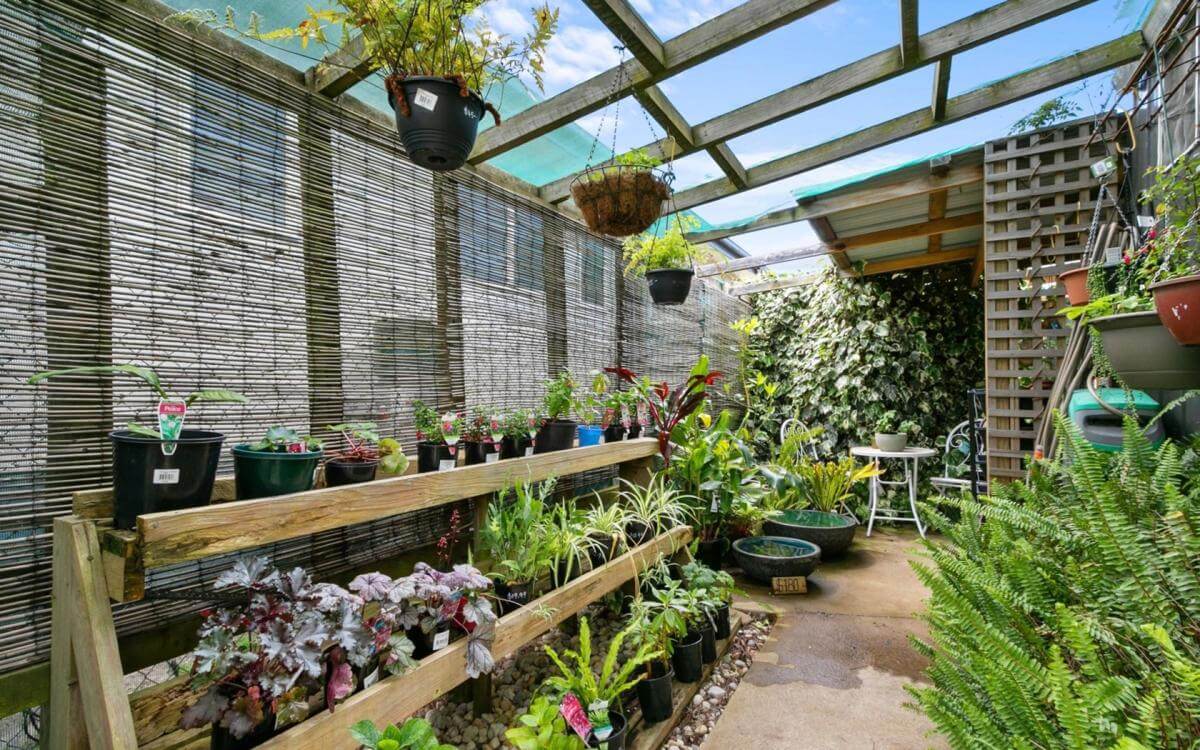 Excellent Vendors terms to buy this Garden centre and Hardware.