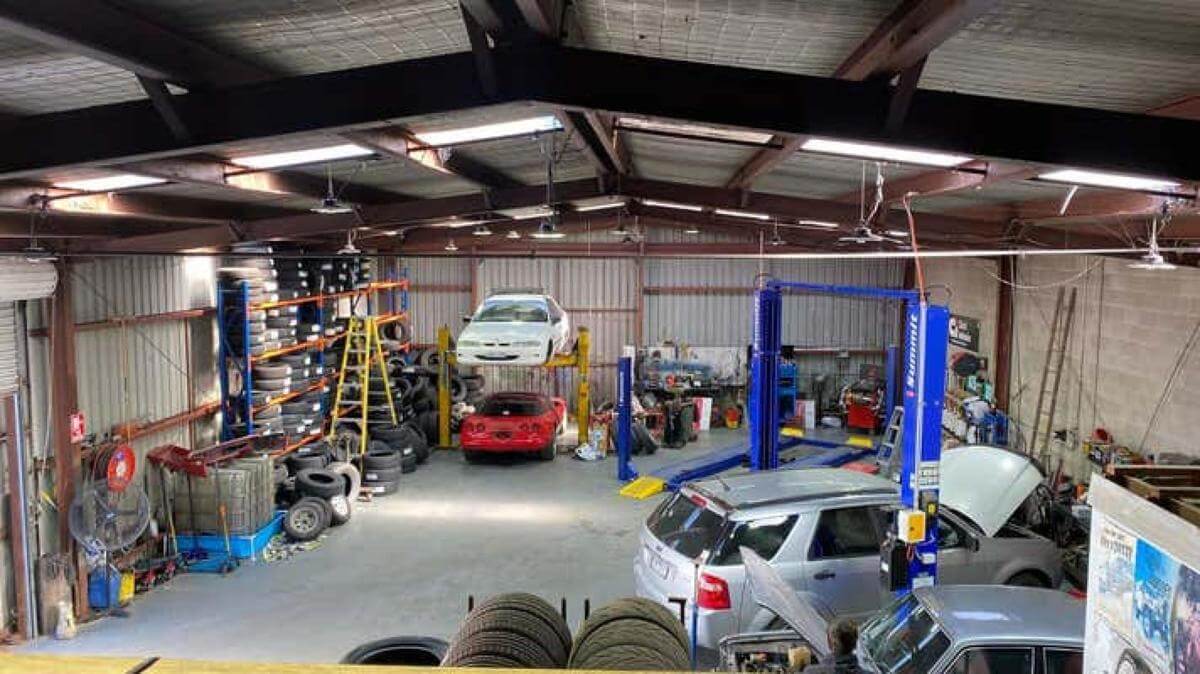 Building and Business. Cash Cow . Mechanical workshop & Tyre fitter.