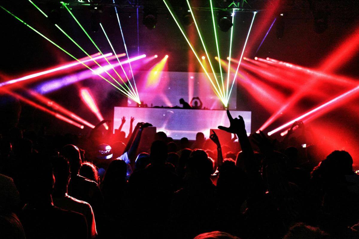 NITE CLUB  669 PERSONS  FREEHOLD AVAILABLE !!!