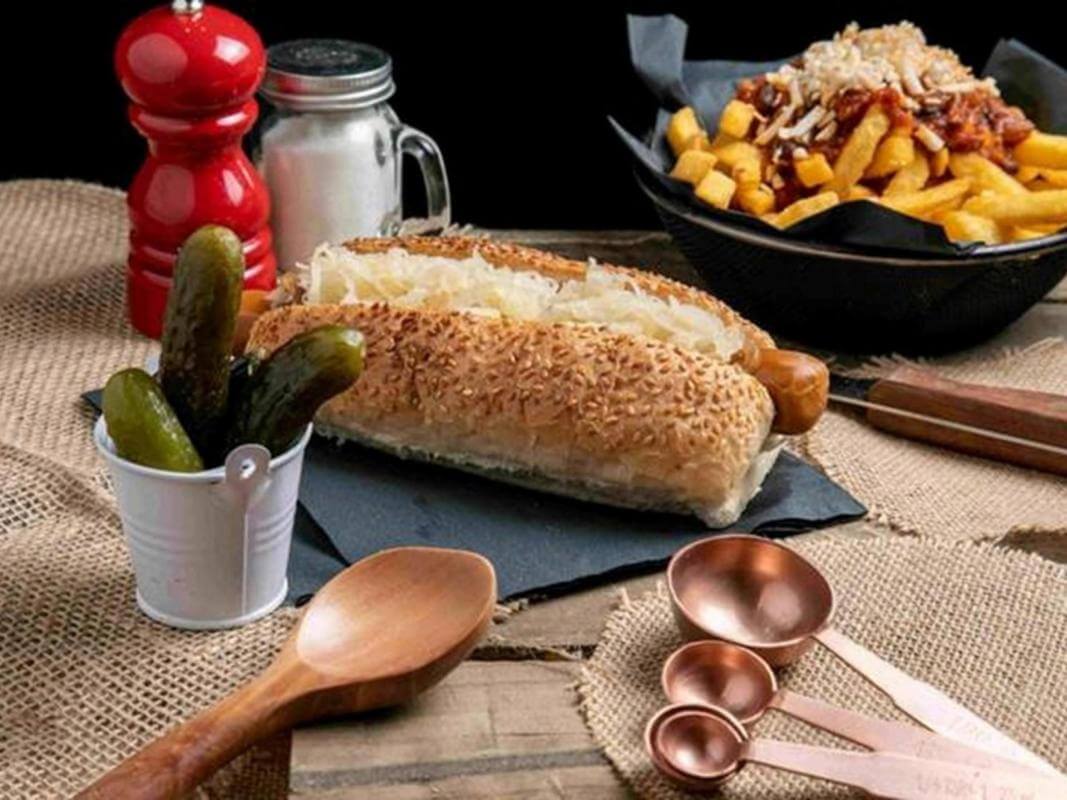 5 Dogs (hotdogs) Fortitude Valley Brisbane, TO $27,000 per week, Excellent location!