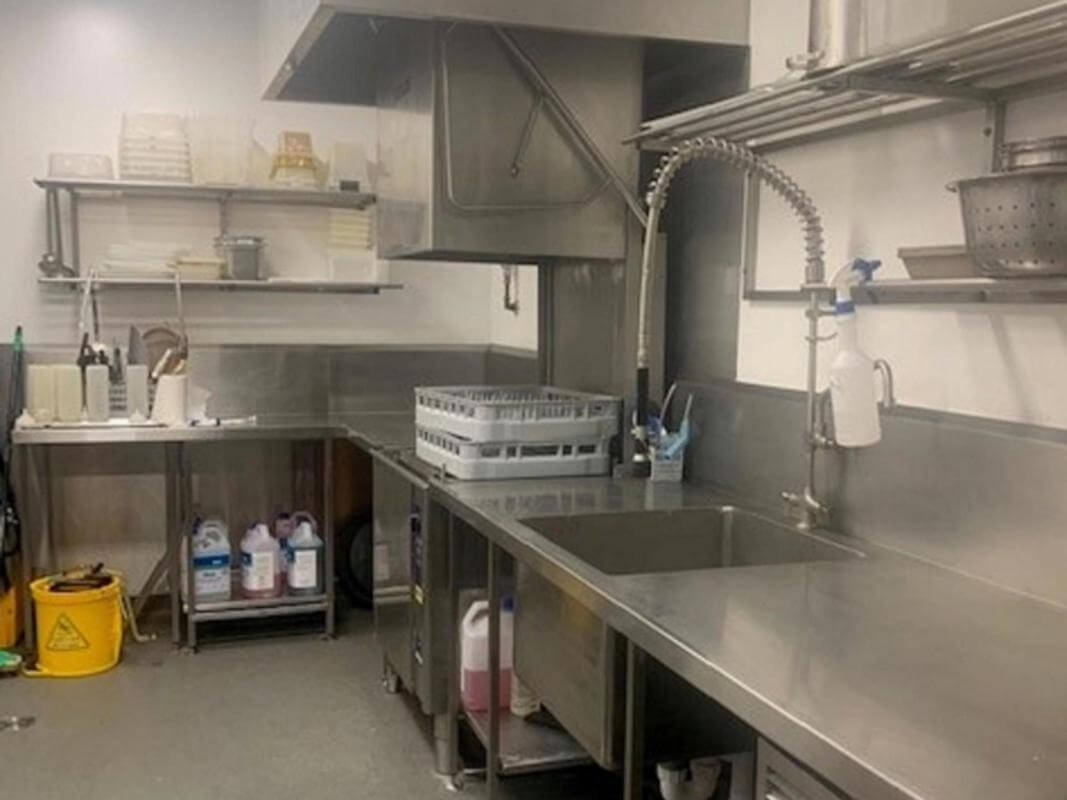 Magnificent Chicken & Chip takeaway, Gold Coast north, Near new equipment, Possible for 491 Visa!