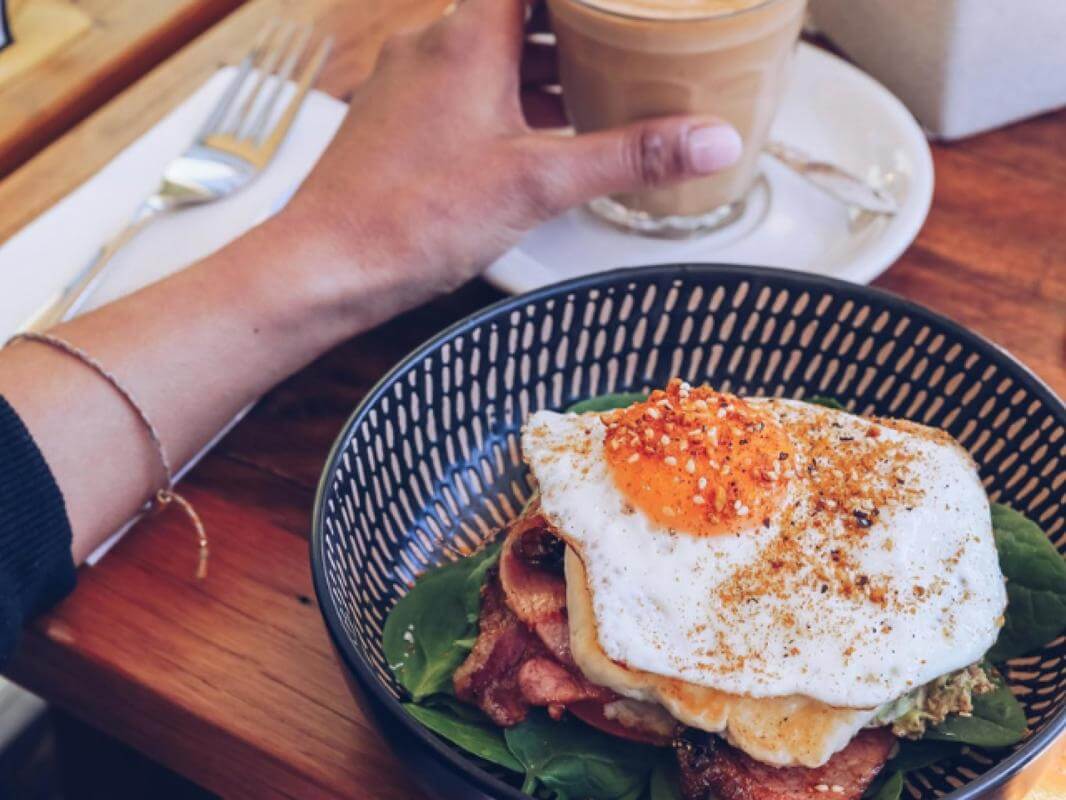 Hole-in-the-Wall Café with Cult Bagel Brand, Delivery Platforms & Growth Potential