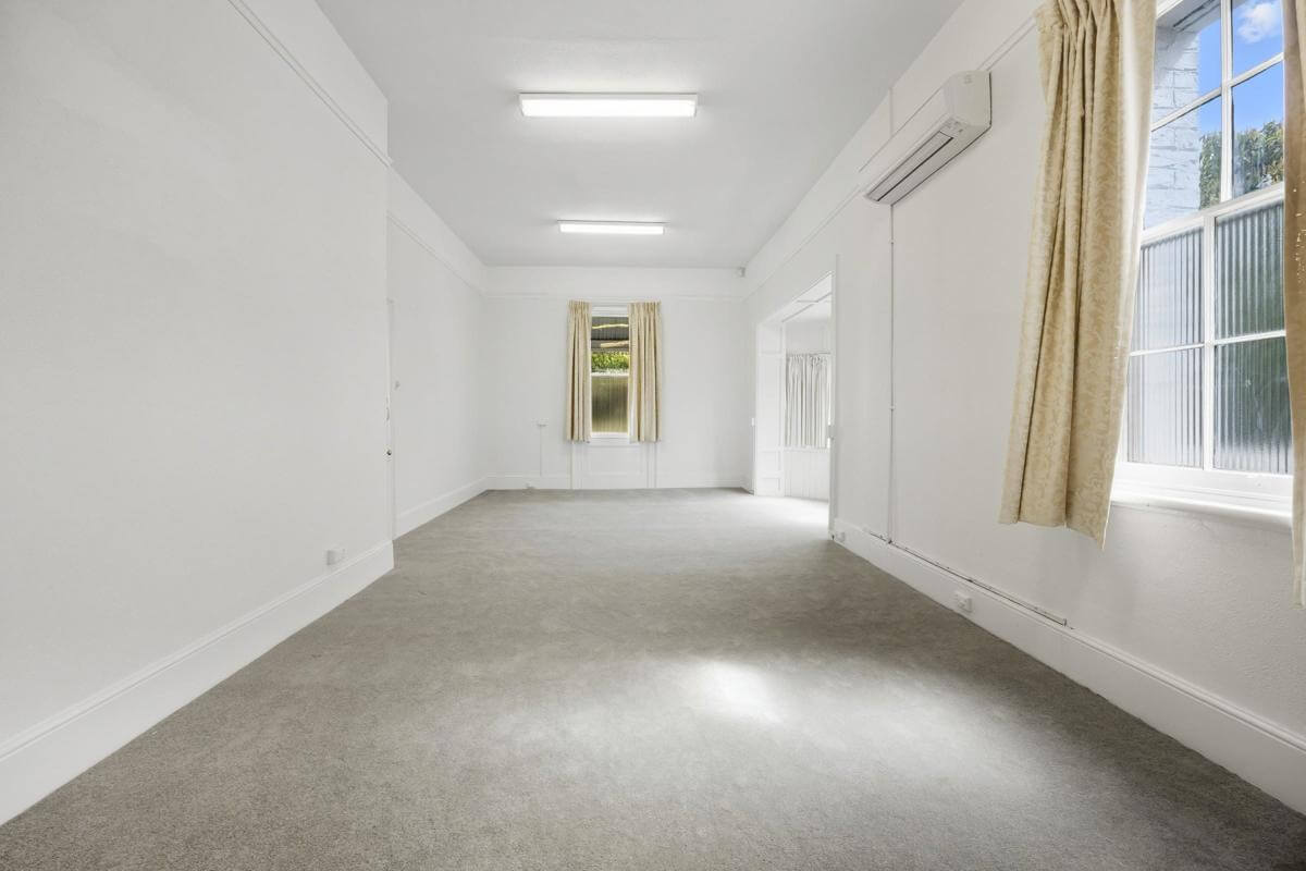 Prime Location Residence with Income or 3 BnB lets (stca) or Health Professional Rooms