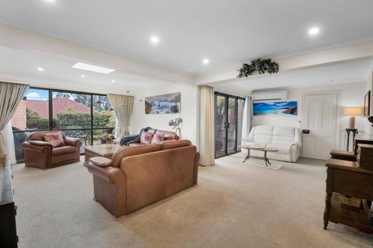 Prime Location Residence with Income or 3 BnB lets (stca) or Health Professional Rooms