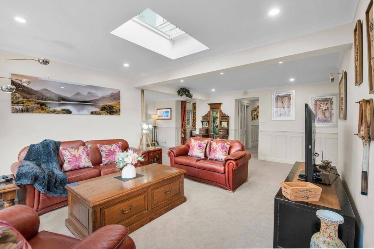 Prime Location Residence with Income or 3 BnB lets (stca) or Health Professional Rooms