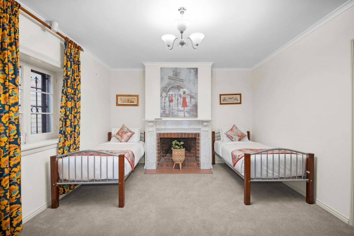 Prime Location Residence with Income or 3 BnB lets (stca) or Health Professional Rooms