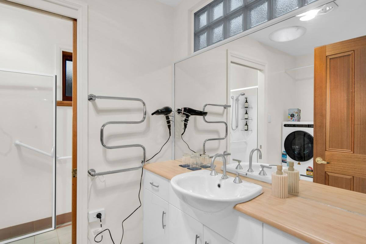 Prime Location Residence with Income or 3 BnB lets (stca) or Health Professional Rooms