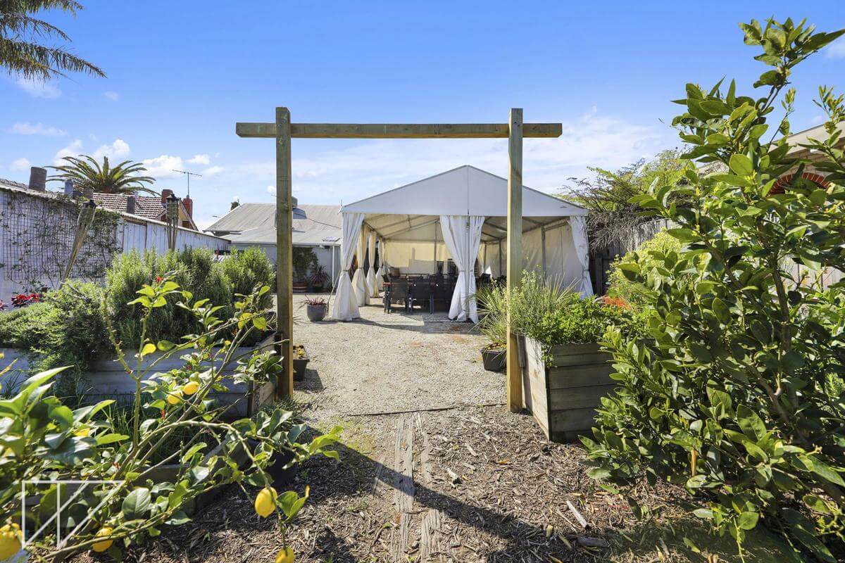 Restaurant and Catering business - includes the freehold. Vendor Finance