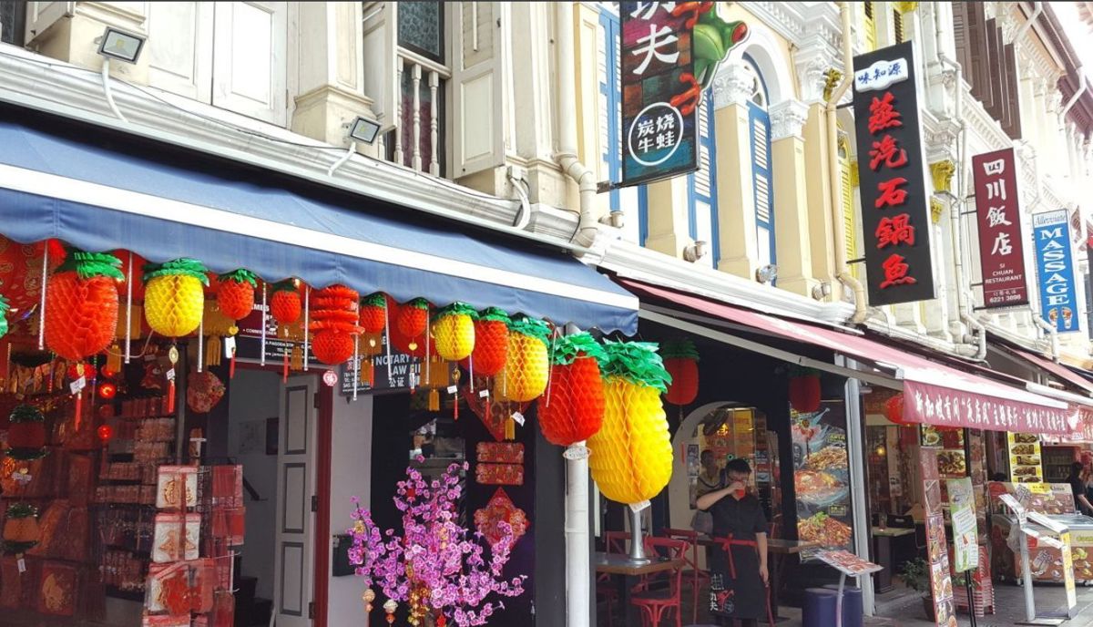 稀有牛車水(新加坡)有地保留三層樓店屋! 地契999 Years! 近 MRT! 外僑可購! 有租约！請連络中介 Violet 面談!