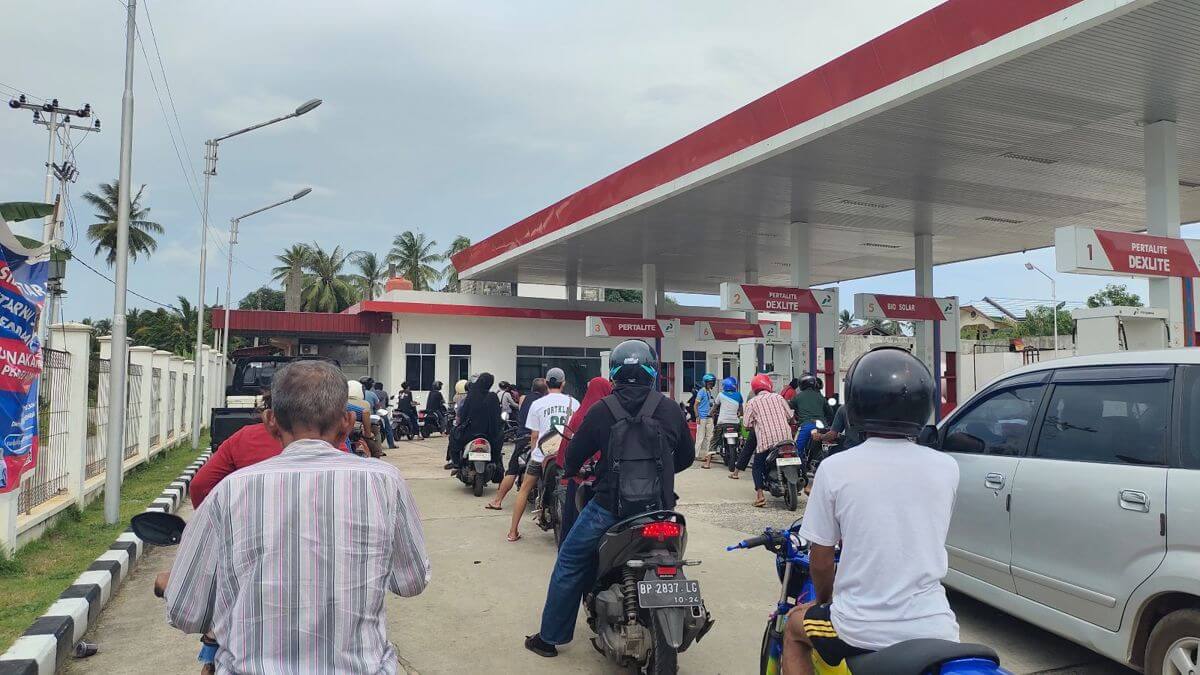 BIG EARN! Petrol Station for sale!!! Located at Batam, golden area, take over everything, turn key!