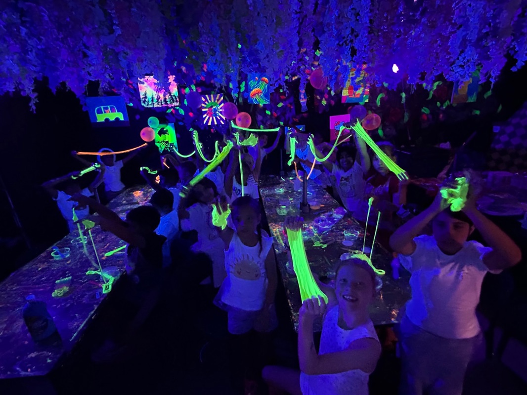 Premium Neon Experiential Studio For Children’s Events, Parties & Corporate Team Bonding
