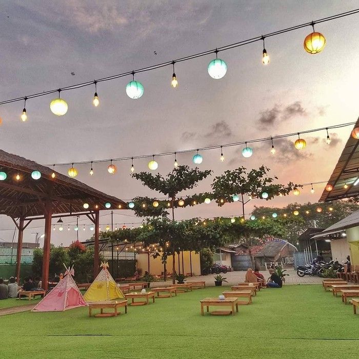 Famous influential popular Cafe at Batam for take over !