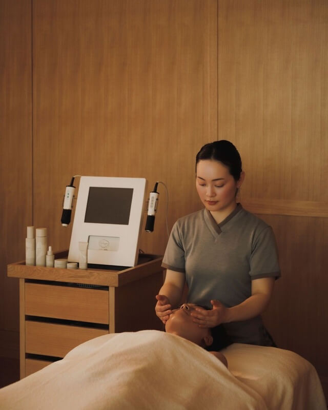 成熟uen | 即刻运营现有顾客流量 | 新加坡两层全装修核心地段美容养生国际连锁与自家产品品牌 | 0% Downtime