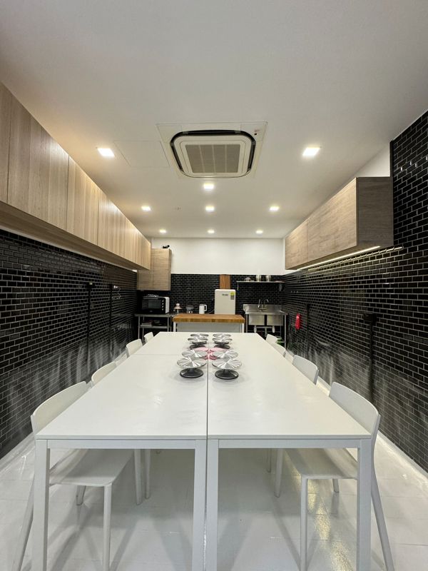 Baking Studio & Sfa-Compliant Kitchen For Takeover – Move-In Ready, Prime Frontage (No Gst)
