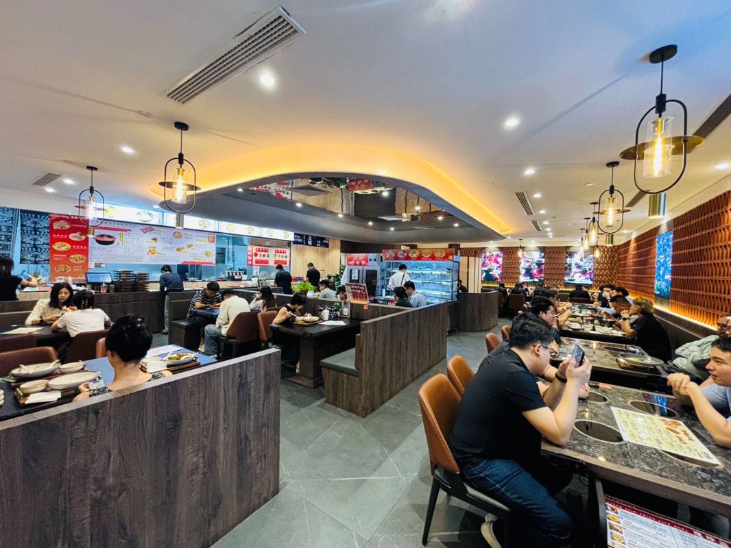 Profitable Restaurant Business For Takeover – Prime Central Location 黄线地铁站盈利中餐厅转让，人潮旺