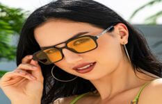 Stylish And Successful E-Commerce Brand Specializing In Vintage Eyewear For Sale